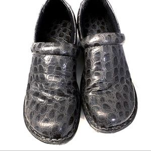 Born BOC Dark Gray Croco Clogs. Size 8.5.
